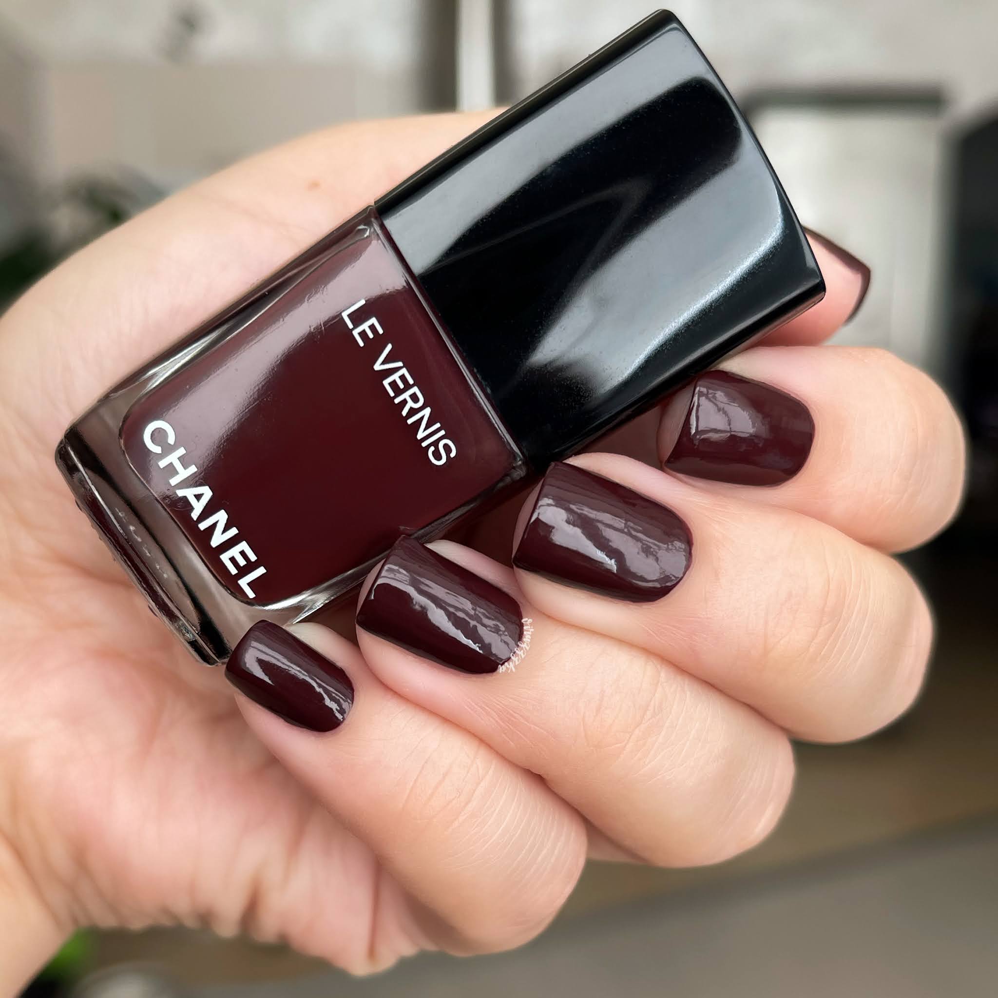 Chanel Rouge Brun 907 burgundy nails fall 2022 manicure review