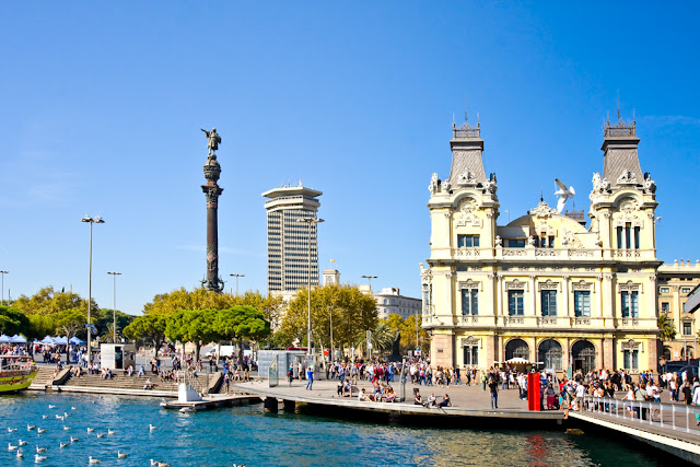 foto do Monumento a Colombo e Prédio da Alfândega no Porto de Barcelona  