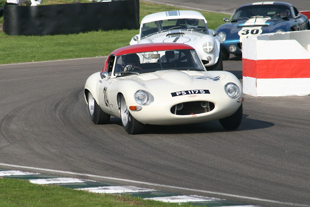 Adrian Newey in zijn E-type, foto Jacques van den Bergh