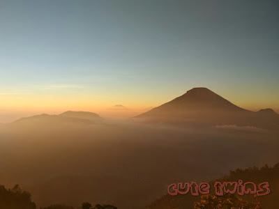 mendaki bukit sikunir