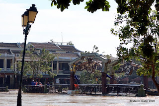 EL TIFÓN MOLAVE INUNDA HOI AN, VIETNAM