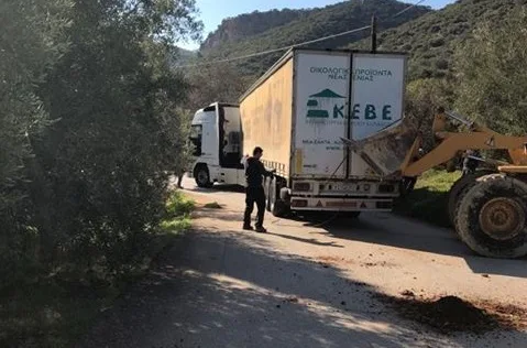 Κλειστή η Επαρχιακή οδός Νεμέας - Λεβιδίου από εκτροπή νταλίκας 