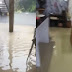 VÍDEO: Morador desesperado faz desabafo após ter casa inundada por água de bueiro em Manaus
