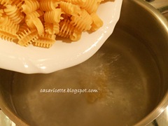 cdr radiatori con pomodorini e pesto di rucola, pasta e acqua