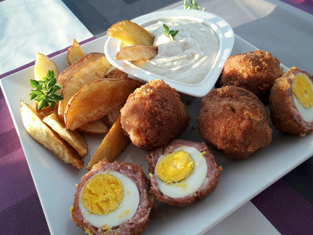 Huevos a la escocesa (Scotch eggs) con patatas Deluxe