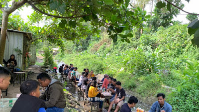 Warung Pitulas, Tempat Ngopi dengan Konsep Sambil Merendam Kaki di Sungai