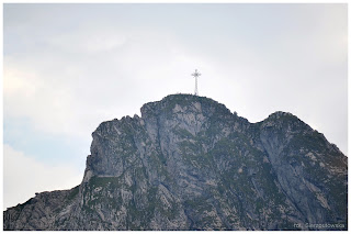 Sarnia Skała - widok na Giewont, krzyż na Giewoncie