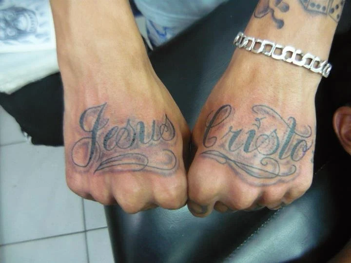 Tattoo nas mãos Jesus cristo