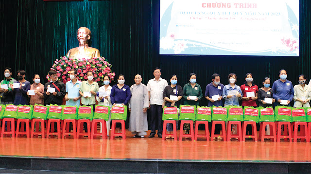 Ni trưởng Thích nữ Từ Nhẫn và đồng chí Vũ Ngọc Tuất,  Bí thư Quận ủy trao quà hộ cận nghèo. (Ảnh: P. An)