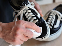 Tips Mudah Bersihkan Sneakers dengan Air Hangat dan Baking Soda