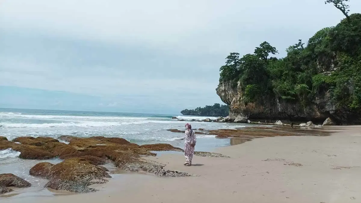 Foto Pemandangan Pantai Goa Langir 