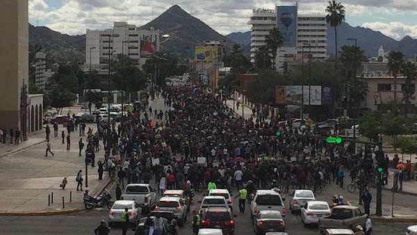 Truenan hermosillenses contra Peña, Pavlovich y Maloro en marcha del gasolinazo