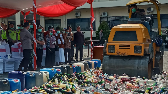 Jelang Pilkades Serentak, Polres Semarang Musnahkan Ribuan Botol dan Liter Miras