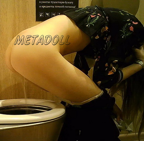 Urinating ladies filmed in spicy details (Street Toilet 43)