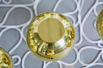 Design very creative glass table with golden balloons 