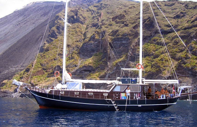 alquiler de goletas en Italia. alquiler de goletas en las Ilsas Eolias. Alquilar una goleta barata en las Islas Eoliasa. Alquiler de goletas en Cerdeña. Alquiler de goletas en Sicilia