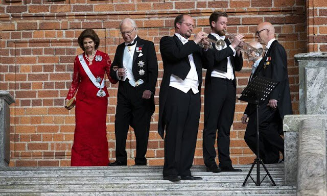 Queen Silvia wore a red lace gown dress. The Sjöberg Prize in Cancer Research. King Carl Gustaf
