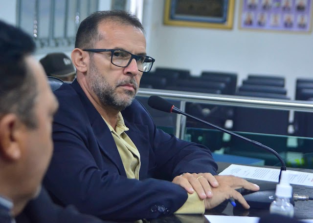 Vereador Gilmar cobra esclarecimento sobre aditivo de R$ 424 mil reais para aquisição de combustíveis tendo ainda R$ 1,6 milhão disponível