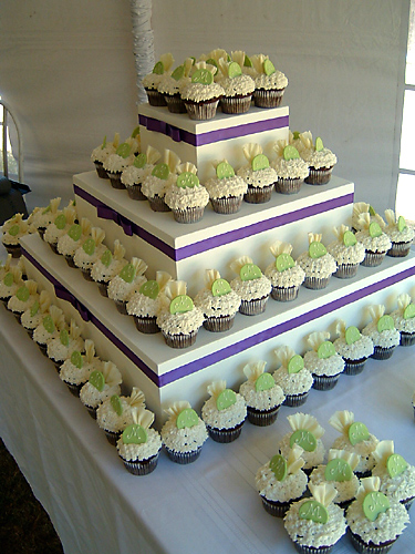 Cupcake wedding cakes are a great alternative to traditional wedding cakes