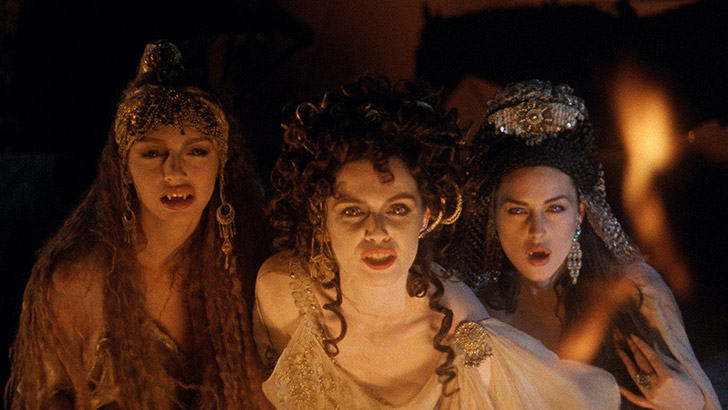 Michaela Bercu, Florina Kendrick e Monica Bellucci como as noivas de Drácula no filme 'Drácula de Bram Stoker', de Francis Ford Coppola
