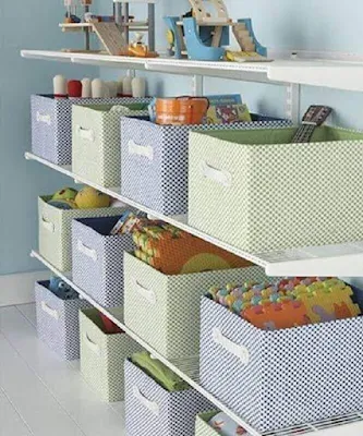 Organize os brinquedos em áreas específicas da casa. Pode ser uma prateleira na sala de estar, uma caixa no quarto ou até mesmo um armário dedicado aos brinquedos. Ter espaços designados ajuda a manter tudo organizado e facilita o acesso às brincadeiras favoritas.