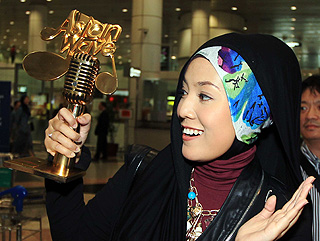 Gambar Shila Amzah Bersama Piala Asian Wave Di KLIA