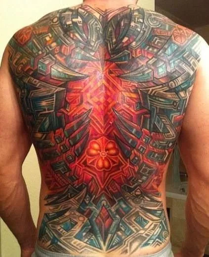 Espalda de hombre con Tatuaje Biomecanico