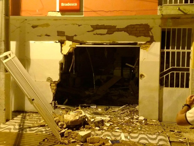 Bandidos explodiram agência do Bradesco em Jussara, na Bahia (Foto: Luciano Kastro/Blog Braga)