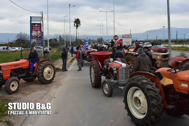 Αργολίδα: Έστησαν μπλόκο έξω από το Άργος οι αγρότες (βίντεο)