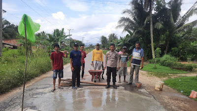 Warga Desa Pomburea Lakukan Perbaikan Jalan Provinsi dengan Swadaya 