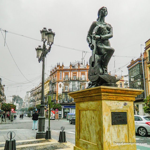 Monumento à tradição flamenca no bairro de Triana em Sevilha
