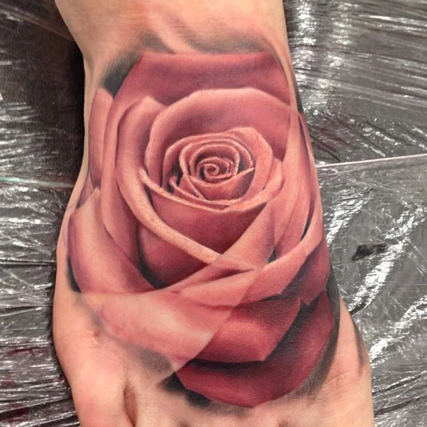 chicas con tatuajes de rosas de diferentes colores