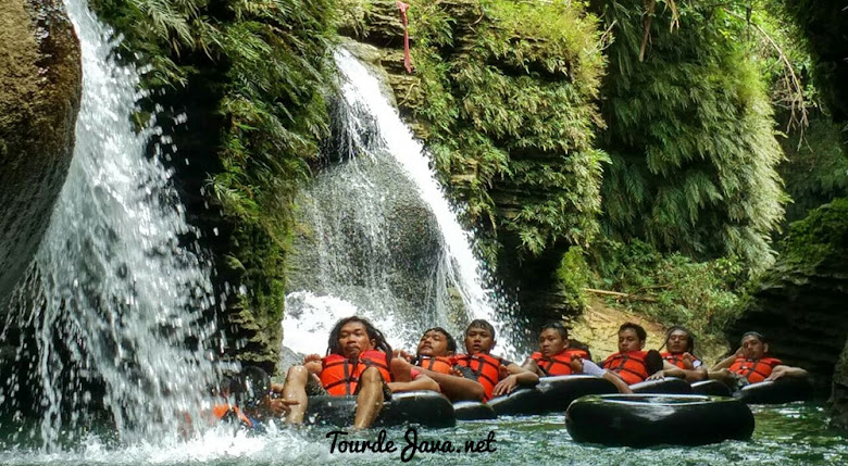 aktivitas river tubing di green santirah pangandaran