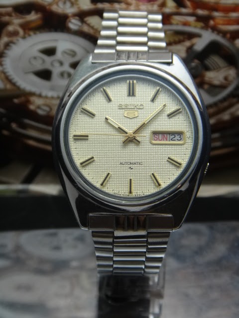 313) ***SEIKO 5 VINTAGE DAYDATE AUTOMATIC WATCH ( SOLD )