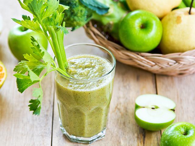 Smoothie detoxifiant cu telina, mar si ghimbir