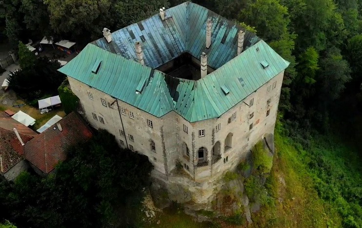 Misteri Houska Castle, Istana yang Dibangun untuk Mengurung Setan, naviri.org, Naviri Magazine, naviri majalah, naviri