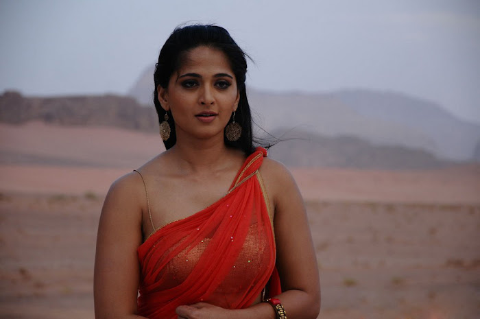 anushka from ragada movie, anushka new spicy unseen pics