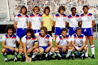 SELECCIÓN DE INGLATERRA. Temporada 1979-80. Dave Watson, Phil Thompson, Ray Clemence, Glenn Hoddle, Viv Anderson y Trevor Brooking.Terry McDermott, Kevin Keegan, Tony Woodcock, Ray Wilkins y Mick Mills. SELECCIÓN DE INGLATERRA 2 🆚 SELECCIÓN DE ESPAÑA 1 Miércoles, 18/06/1980: 17:45 horas. VI Copa de Europa de Selecciones Nacionales Italia 1980, fase de grupos, Grupo II, jornada 3. Nápoles, Italia, estadio San Paolo: 14.440 espectadores. GOLES: ⚽1-0: 19’, Trevor Brooking. ⚽1-1: 48’, Dani, de penalti. ⚽2-1: 61’, Tony Woodcock.