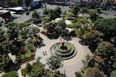 foto alun alun batu malang dari atas