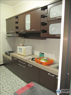 Desain Interior Kitchen Set Model Lurus Warna Kayu Tua