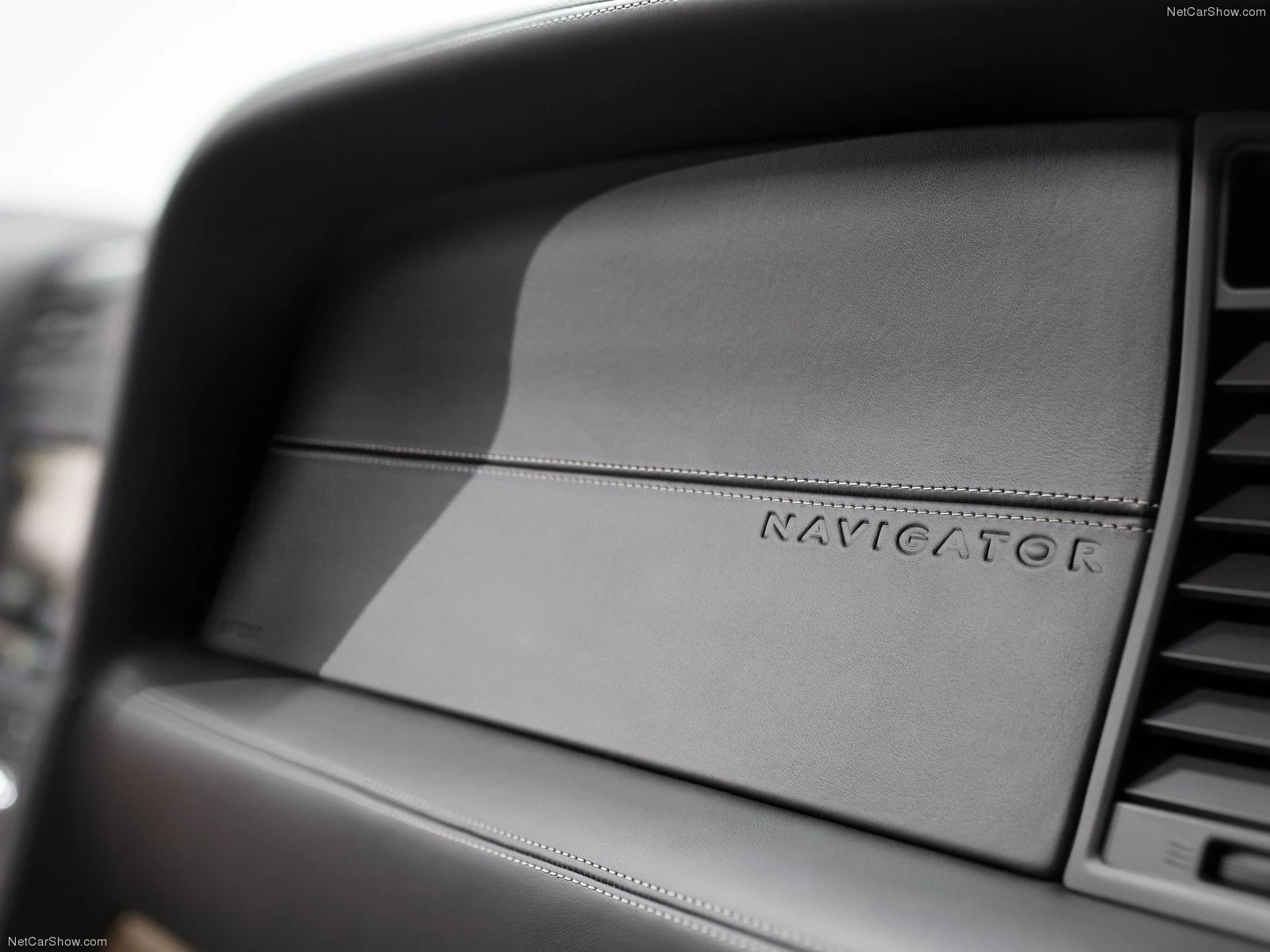 Hình ảnh xe ô tô Lincoln Navigator 2015 & nội ngoại thất