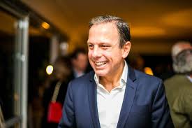 O prefeito eleito João Doria afirma que manterá sua promessa de campanha e a aumentará a velocidade nas marginais em São Paulo.
A pista expressa passará de 70km/h para 90km/h, a central de 60 km/h para 70 km/h e a local de 50km/h para 60 km/h – com exceção da faixa da direita, que não sofrerá mudança. Para evitar acidentes, promete investir em sinalização e campanhas de conscientização.

Como todo político, apesar de não se apresentar como tal, Doria prometeu muita coisa que não poderá cumprir para ganhar a eleição. Por exemplo, depois de eleito, percebeu o erro de aumentar a velocidade das marginais, via expressas de grande fluxo de automóveis na capital paulista. Mas acredita que perderá mais, junto ao eleitor, aparecendo como alguém que não cumpre a palavra do que com as consequências de sua decisão.