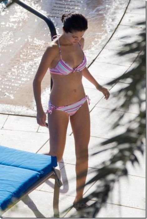 selena-gomez-bikini-6ae063