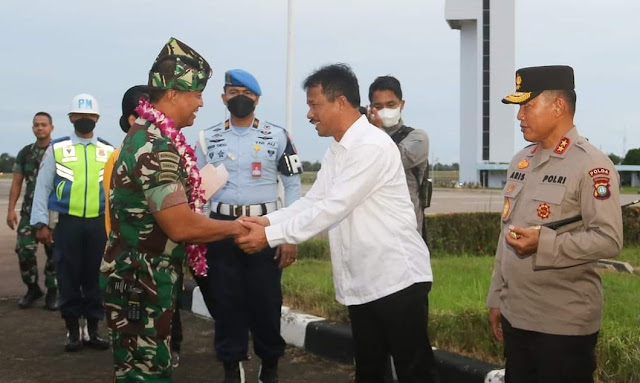 Rudi Jemput Panglima TNI di Bandara Hang Nadim Batam