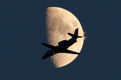Foto de Avión pasando frente a la luna