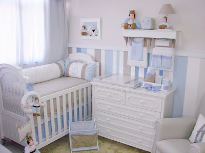 Quarto de bebê decorado com papel de parede azul.