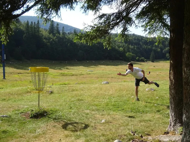 Disc golf bacanje