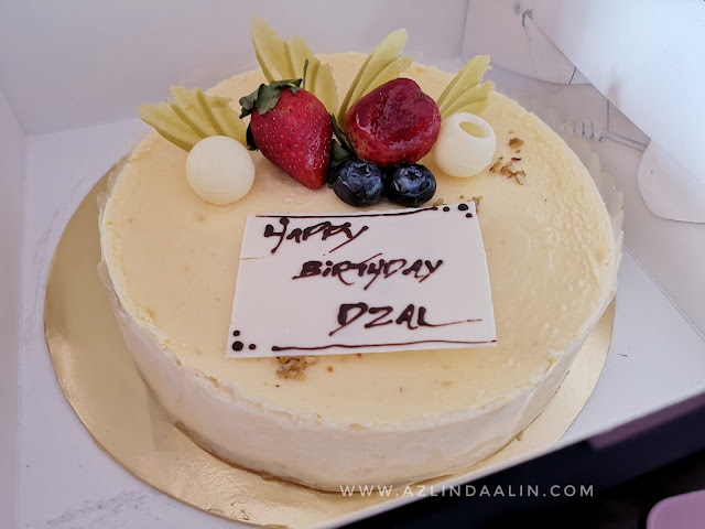 BIRTHDAY CAKE DZAL DAN DAIM DARI GRAND BLUEWAVE HOTEL SHAH ALAM - Beberapa tahun ni, bab kek hari jadi memang mummy banyak beli dari Grand BlueWave Shah Alam. Sebab apa mummy suka dengan kek Birthday dari Grand BlueWave Shah Alam? Kerana kek dari Grand BlueWave Shah Alam ini murah dan sedap. Harga kek Birthday Grand BlueWave Shah Alam hanya RM78 je sebuku ! Haaa...murah tak?   BIRTHDAY CAKE DZAL DAN DAIM DARI GRAND BLUEWAVE HOTEL SHAH ALAM     Cheese cake tak muak, sedap !    Mulanya nak beli 1 buku kek BIRTHDAY CAKE DZAL DAN DAIM DARI GRAND BLUEWAVE HOTEL SHAH ALAM. Kongsi je lah depa berdua tu ha. Tapi bila sampai Grand BlueWave Hotel tu ha.. Rasanya macam nak amek 2 kek pulak! Dah alang-alang tu kan...so amek lah 2 buku kek terus ! Walau majlis hari jadi depa tu yang datang adalah adik beradik belah kami suami isteri je. Tapi, nak bagi orang makan ni. Biar betul-betul. Ye dak?         Kek coklat ini tak manis dan sedap !      Daim je ikut amek kek dengan mummy malam sebelum majlis hari jadi          Bosan tak ada geng ! kakak dan abang tak de. Pi kelas Taekwando !      Muka happy dapat kek. Excited, macam faham je !      Yang ada reben tu kek coklat.    Entri majlis hari jadi Dzal dan Daim nanti mummy story kat entri lain ye. Entri kali ini kita cerita pasal kek dan layan gambar kek aje untuk BIRTHDAY CAKE DZAL DAN DAIM DARI GRAND BLUEWAVE HOTEL SHAH ALAM    Untuk order kek hari jadi Grand BlueWave ni. Korang boleh call je hotel di :-      Booking : 03-55118811 ext 2612 / 019-2736801 / 019-2757801  Grand BlueWave Hotel Persiaran Perbandaran  Seksyen 14, 40000 Shah Alam Selangor Website : www.bluewavehotels.com Facebook : https://www.facebook.com/grandbluewave/   Baca juga :   http://www.azlindaalin.com/2018/03/kek-birthday-untuk-pak-long-dari-grand-bluewave-hotel-shah-alam.html   http://www.azlindaalin.com/2018/03/kek-5th-birthday-dhia-batrisya-chocolate-fudge-hotel-grand-bluewave-shah-alam.html