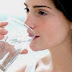 beneficios de tomar agua potable antes del desayuno
