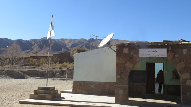 Danach besuchte ich die Dorfschule die ist natürlich um Einiges besser bestückt als die Dorfschulen in Bolivien. Es gab zum Mittagessen Hühnchen.